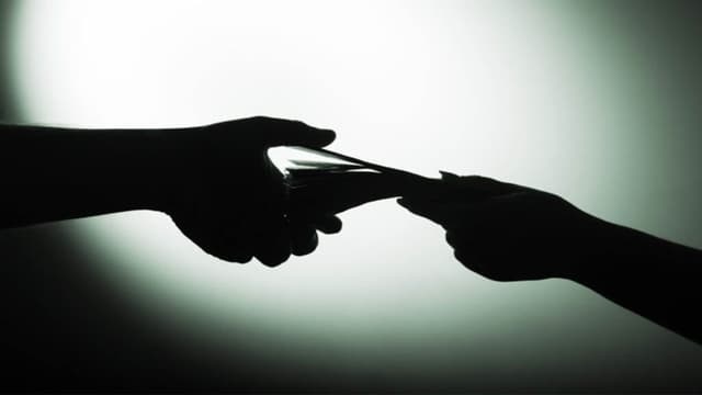 ما هي السوق السوداء وما تأثيرها على الاقتصاد Black Market