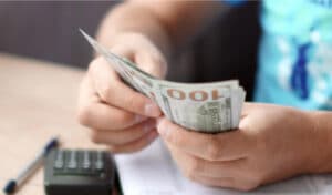 كيف أحصل على المال بسرعة من الإنترنت؟